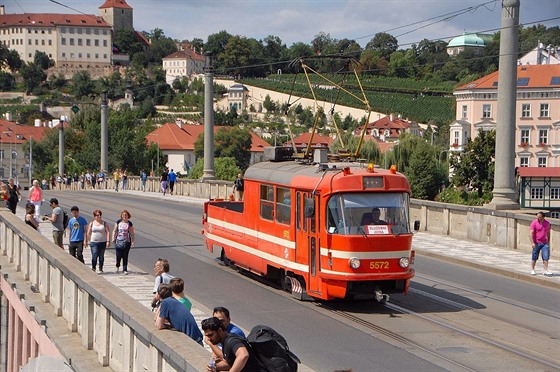 Weird LIVE stream: See Prague from a moving Lubricating Tram - iDNES.cz