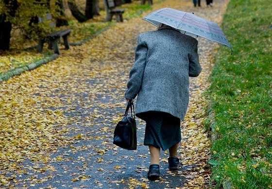 Poradna: Babička se hystericky brání pomoci rodiny, ponižuje ji to -  iDNES.cz