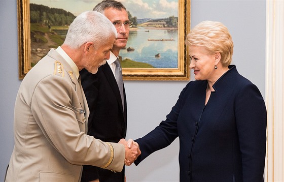 Litevská prezidentka Dalia Grybauskaite s éfem Vojenského výboru NATO Petrem...