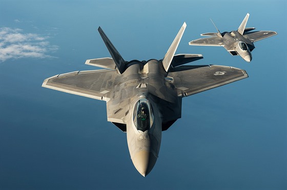 Americké letouny F-22 Raptor bhem cviného letu nad Baltem