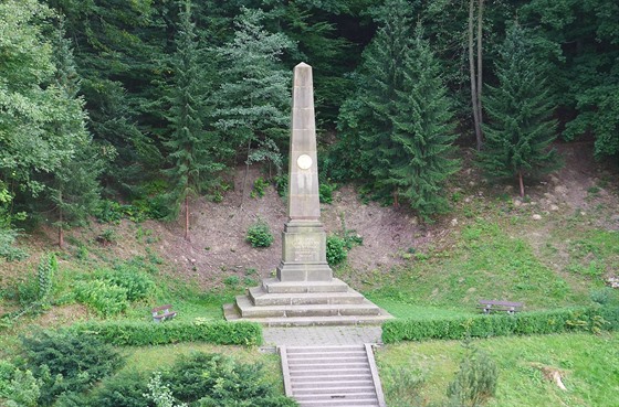 Pomník Komenského byl odhalen 5. září 1865 před šesti tisíci lidmi.
