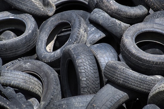 Firma nelegálně skladuje tisíce tun pneumatik (ilustrační snímek).