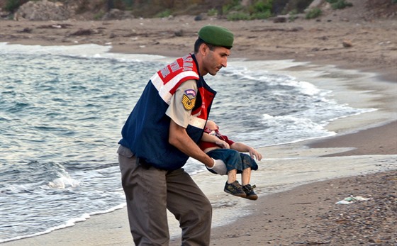 Turecký policista nese tělo malého chlapce, kterého vyplavilo moře u pobřežního...