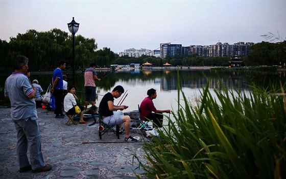 Obyvatelé Pekingu volný den trávili napíklad rybaením (3. záí 2015).