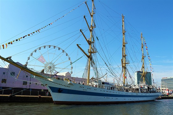 Jeden z nejvtích obr kotvících v pístavu bhem ptidenní pehlídky nejvtích plachetnic svta Sail Amsterdam 2015, ruská plachetnice Mir s délkou 110 metr.