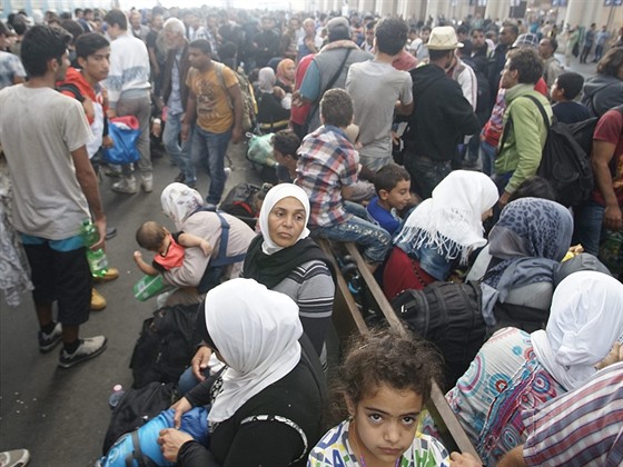 Uprchlíci ekají v nádraní budov budapeského nádraí Keleti.