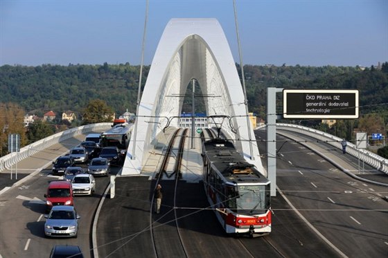 Výstavba tunelového komplexu Blanka - stavenit Trojský most 6. 10. 2014.