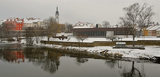 Písecký bazén stojí pod historickými hradbami u eky Otavy.