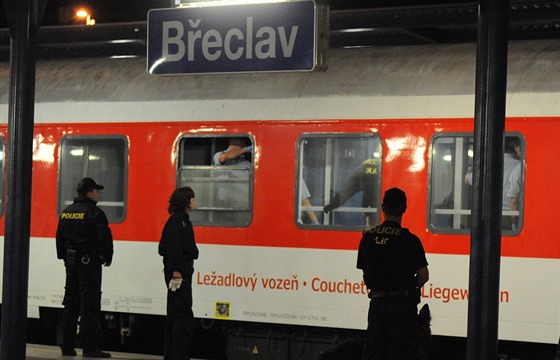 V noci na úterý policie zadržela na nádraží v Břeclavi asi dvě stovky...