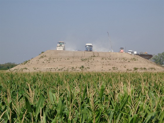 Místo pokračování končí stavba R35 u pole s nesklizenou kukuřicí.