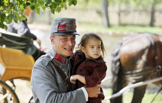 Herec Karel Dobrý drží malé děvče při natáčení jedné ze scén nového seriálu v Boňově na Třebíčsku.