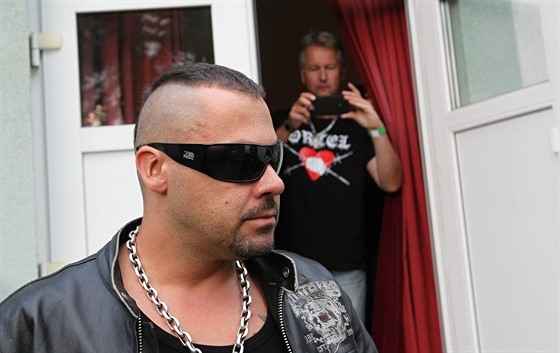 Frontman kapely Tomá Orten ped vystoupením v Poátkách.