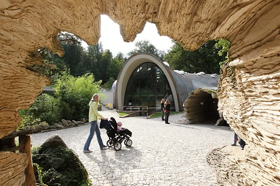 Stavba tropického pavilonu v jihlavské zoologické zahrad.