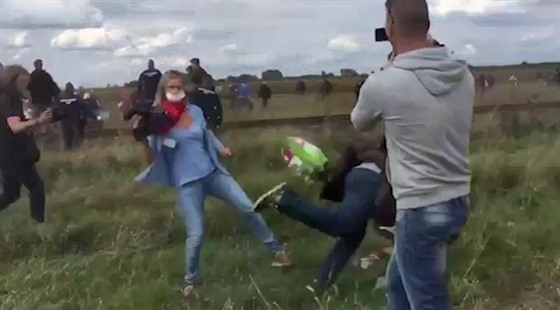 Kameramanka podrazila nohu uprchlíkovi. Dostala padáka
