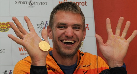 Skifa Ondej Synek se svou tvrtou zlatou medailí z mistrovství svta.