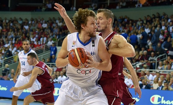 eský basketbalista Jan Veselý se pokouí prosadit proti lotyské obran.