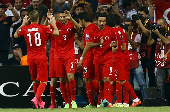 Turečtí fotbalisté se radují z gólu proti Nizozemsku.
