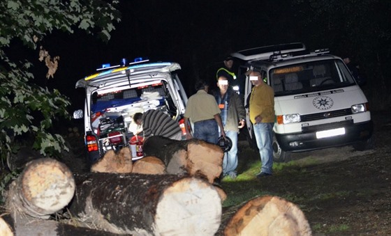 Ostatky dvou zavradných lidí se naly asi kilometr od sjezdu na Mýto u...