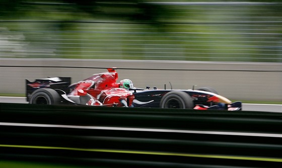 Italský pilot Vitantonio Liuzzi s monopostem Toro Rosso ve velké Cen Kanady v...