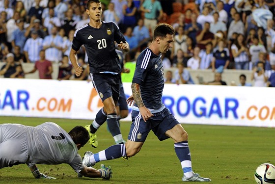Lionel Messi (vpravo) pomohl Argentin k výhe nad Bolívií dvma góly.