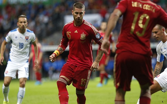 panlský fotbalista  Sergio Ramos  rozehrává mí v duelu se Slovenskem.