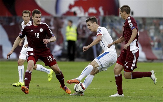 David Pavelka v zápase kvalifikace o Euro 2016 v Lotysku.