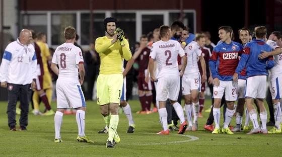 etí fotbalisté se radují z vítzství v Lotysku a postupu na EURO 2016 do...