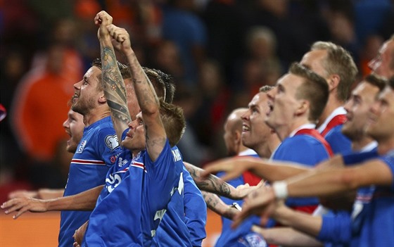 Islandtí fotbalisté slaví výhru v Nizozemsku.