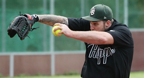 Tyson Duncan v dresu softballových Hroch Havlíkv Brod