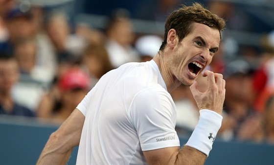 Andy Murray se vzteká po prohraném míi v osmifinále US Open s Kevinem...