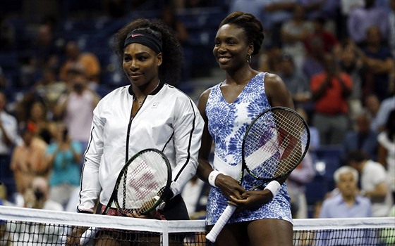 SESTERSKÁ FOTOGRAFIE. Serena (vlevo) a Venus Williamsovy pózují fotografům před...