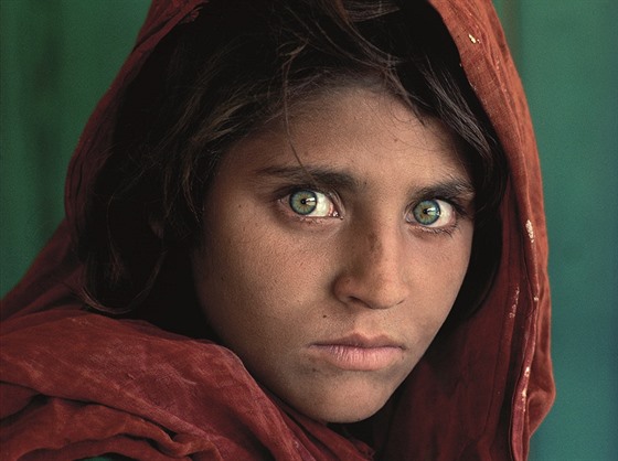 Slavný snímek nazvaný Afghánská dívka poídil fotograf McCurry v uprchlickém...