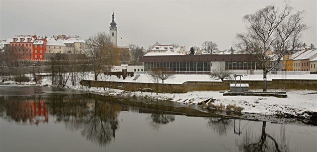 Plavecký bazén stojí v Písku pod historickými hradbami.