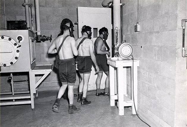Amerití dobrovolníci z ad voják nastupují do plynové komory, aby vdcm...