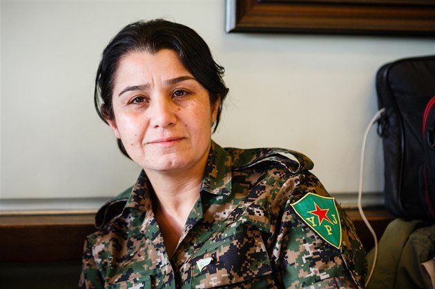Nesrin Abdullah, ná�elnice kurdských �enských milicí, se v Praze z��astnila...