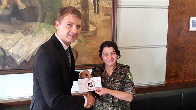 Europoslanec Petr Mach finan�n� podpo�il velitelku kurdských �enských jednotek...