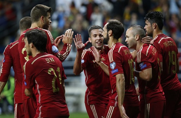 Fotbalisté �pan�lska se radují z gólu v zápase se Slovenskem.