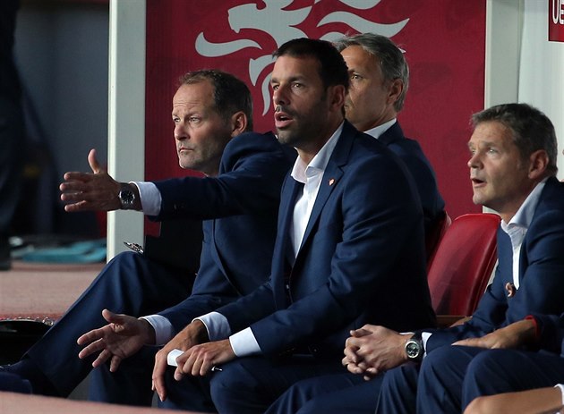 Nizozemský kou�  Danny Blind (vlevo) a jeho realiza�ní tým nemohou uv��it, co...