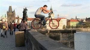 Šílenec jezdí po hraně Karlova mostu na kole
