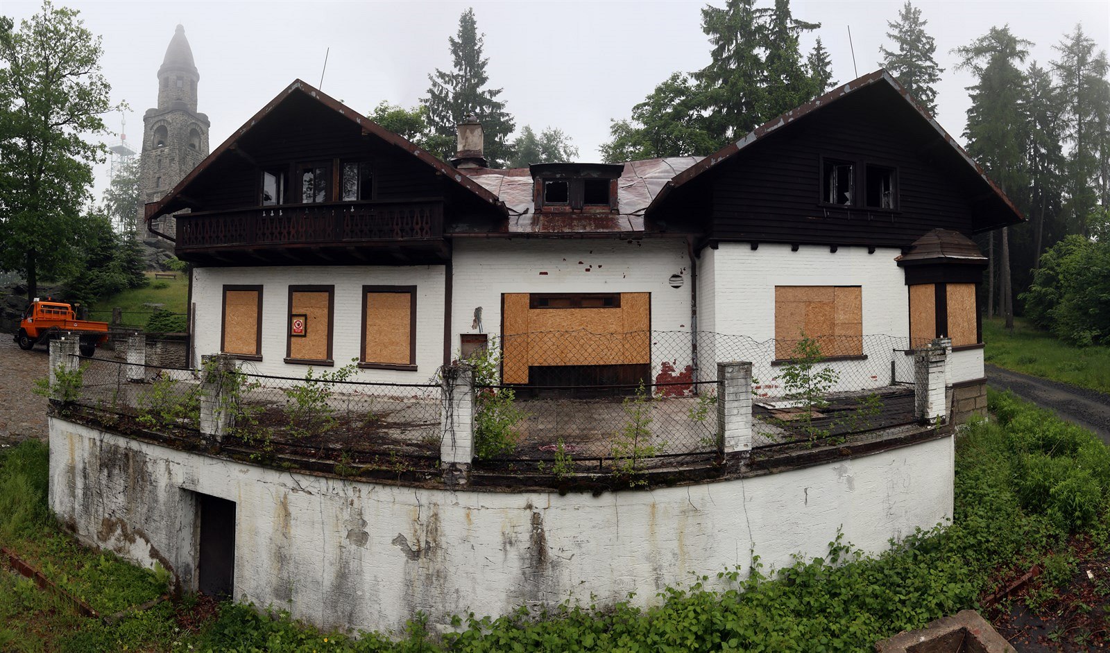 Vrch Háj v A�i hyzdí ruina vyho�elé restaurace.