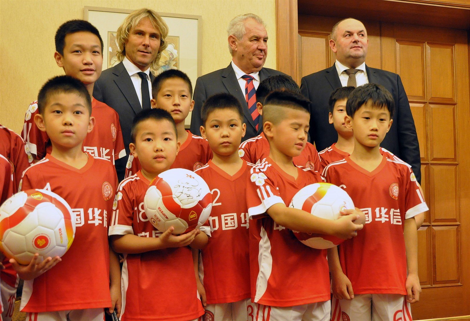 �eský fotbalista Pavel Nedv�d (vzadu vlevo) v �anghaji oficiáln� otev�el...