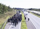 Stovky migrant se v Dánsku vydaly po silnici smrem do védska. (9. záí 2015)