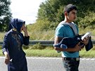 Stovky migrant se v Dánsku vydaly po silnici smrem do védska. (9. záí 2015)