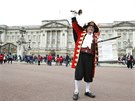 Ped Buckinghamským palácem zvonil i mstský vyvoláva Tony Appleton, aby...