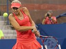 Nmecká tenistka Sabine Lisická se soustedí na míek v zápase 3. kola US Open.