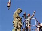 Pracovníci EVAKu v úterý ráno sundali sochu Samsona z kany na námstí...