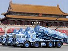 Pekingem hmla armádní pehlídka, ína si pipomnla konec války (3. záí 2015)