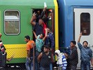 Uprchlíci penocovali v maarském Bicske, kde ve tvrtek policie zastavila vlak...