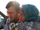Abdalláh Kurdí spolu s píbuznými truchlí na pohbu své rodiny v syrském Kobani...