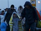 Vyerpaní uprchlíci se blíí k mstu Hegyeshalom u maarsko-rakouské hranice...